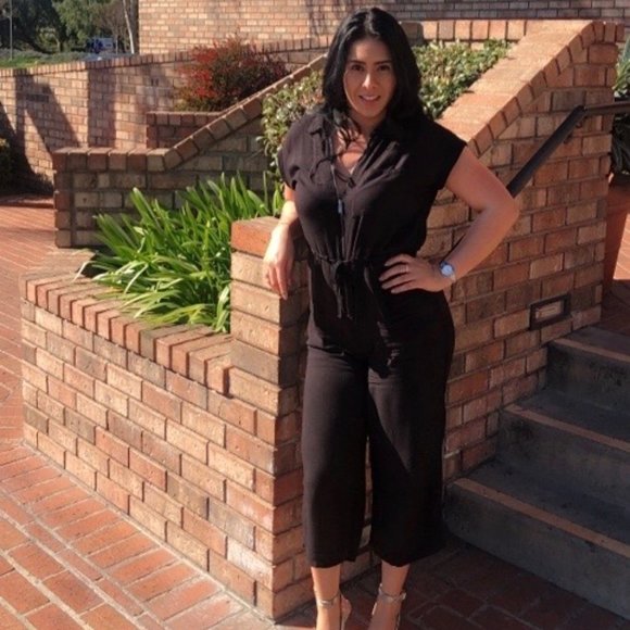 Meet your Poshers, Ana and Christina - Picture 6 of 8